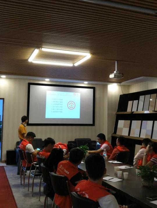 上家价格体系讲解6月23日上午,上家运营中心区域主管骆莺为参与培训