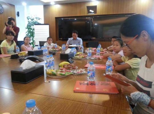 来伊份董事长施永雷代表民建松江区委为孩子们送上了"秉烛基金"助学金