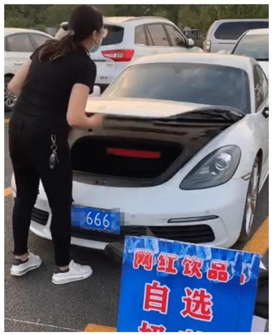 开保时捷摆地摊，车牌号3个6，这是做生意的样子吗