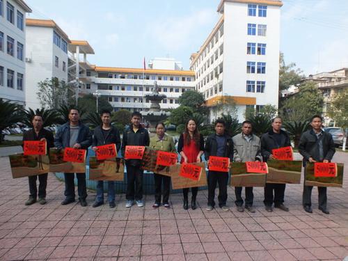 图为隆林县残联为自主创业残疾人发放扶持资金