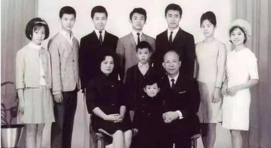 香港豪门恩怨再上演，6个儿子为争财产，97岁的母亲被利用
