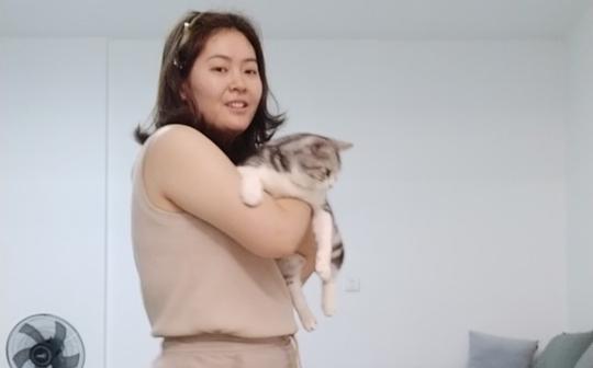 灵活的胖子，胖胖姑娘千万别单穿这种无袖