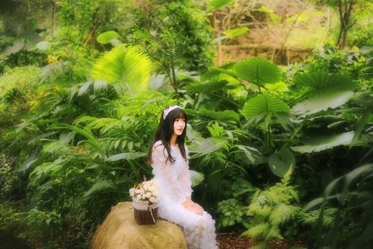 光雾森林清纯娇嫩白衣美女清新浪漫甜美俏皮唯美写真