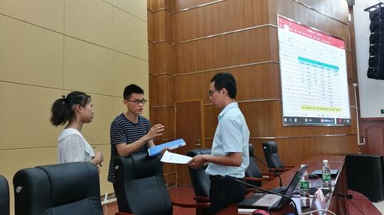 ff宣传新闻新闻稿我院举办中国互联网大学生创新创业大赛广西赛区选拔赛赛前辅导讲座参赛学子与创业指导讲师在交流.jpg