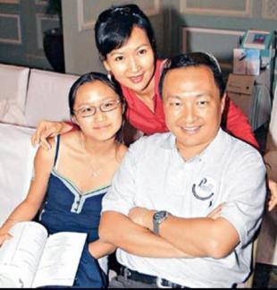 1996年与从事发品生意的林肇基结婚,三年后育一子.