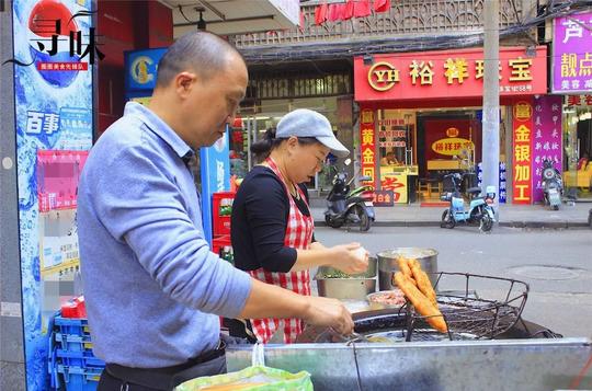 路边的夫妻煎饼摊,在南昌珠宝街做了17年,有人一买就