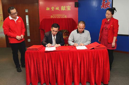 商会企业代表与深圳市广西商会服务中心代表签订投融资合作意向书