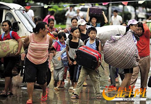 8月25日，在果敢做生意、打工的中国人回到南伞。
