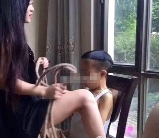 快手女网红直播间竟公然露上体，丝毫无下限