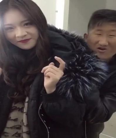 紧凑哥和女友拍抖音，看到女友颜值，网友:好白菜被猪拱了