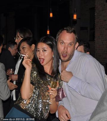 朱珠国外留学派对抽烟表情照片