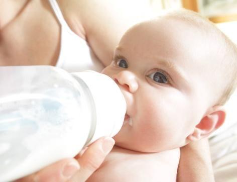 纯母乳喂养的宝宝需要喂水吗?