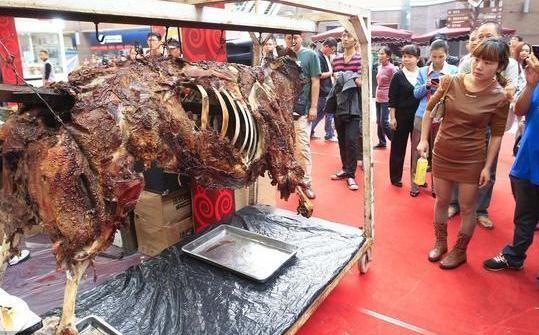 老外拿烤全牛"炫富",4个人连续烤了2天,烤好后网友都笑出了声