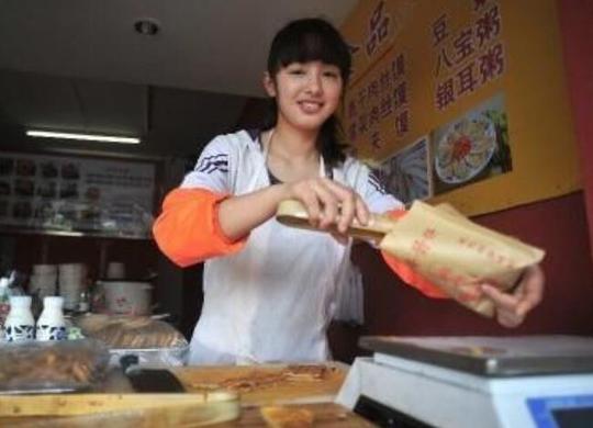 美女摆摊卖小吃,为什么能轻松的月入过万?网友揭开内幕,很现实