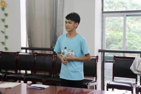 政务正文在即兴演讲环节中,15小教文2班陈永双流畅地述说了自身对