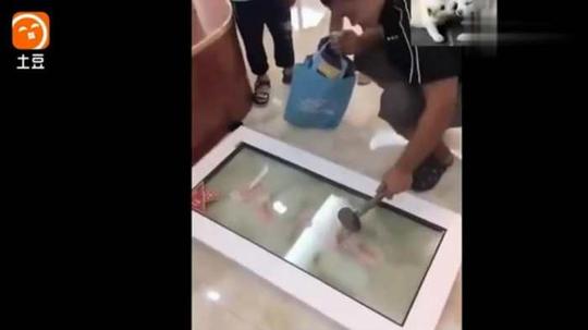 实拍:广东街头砸玻璃骗术砸一次300块砸破奖金3000却无人能砸破
