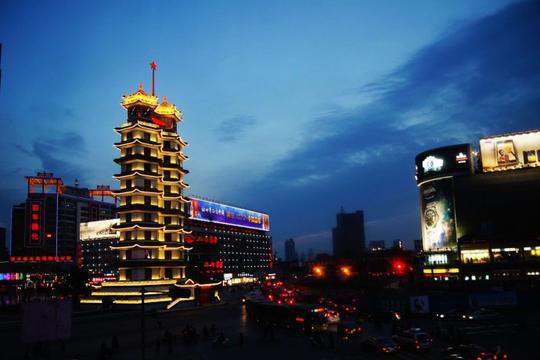 夜色下的二七塔——其实我很少拍地标的东西,更不喜欢在这些景点前面