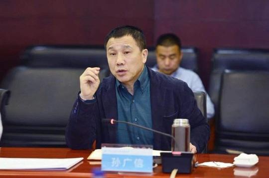 他是cba最有钱的老板，个人资产470亿，曾经创业心酸睡过地板