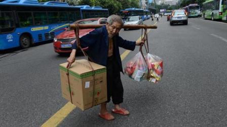 民工大爷迷路小伙借手机又给400几天后收重达五十斤的礼物