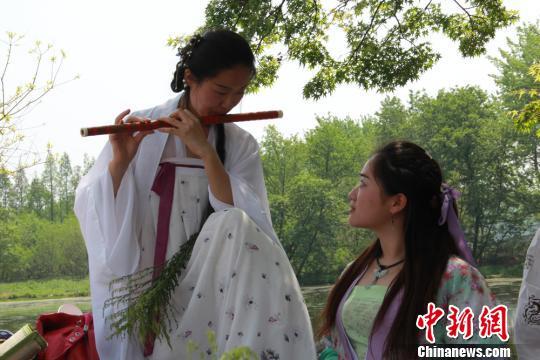 古装非诚勿扰上演数百人穿汉服相亲