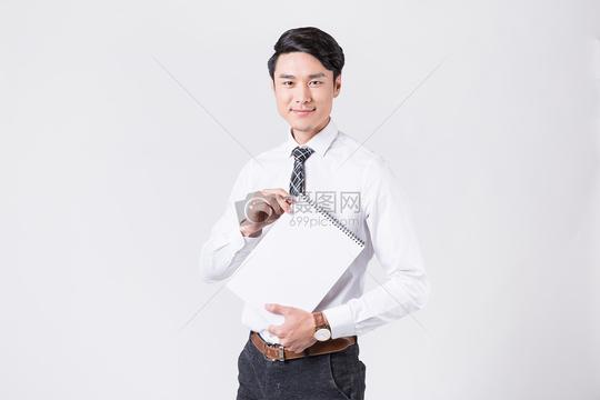 商务人士拿着空白本子展示id：500347146