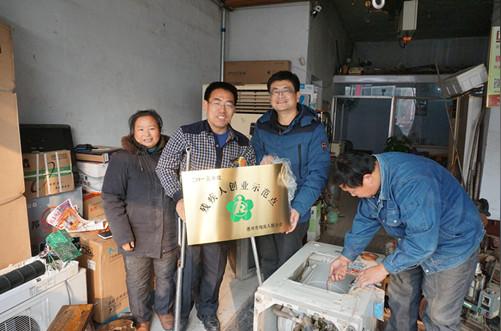 (图为市残联驻村第一书记刘光涛将残疾人创业示范点送到张光辉手