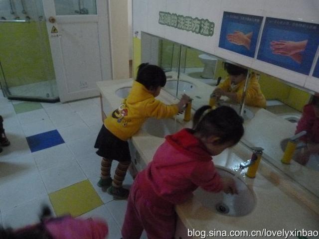 宝宝不愿意脱裤子上厕所怎么办