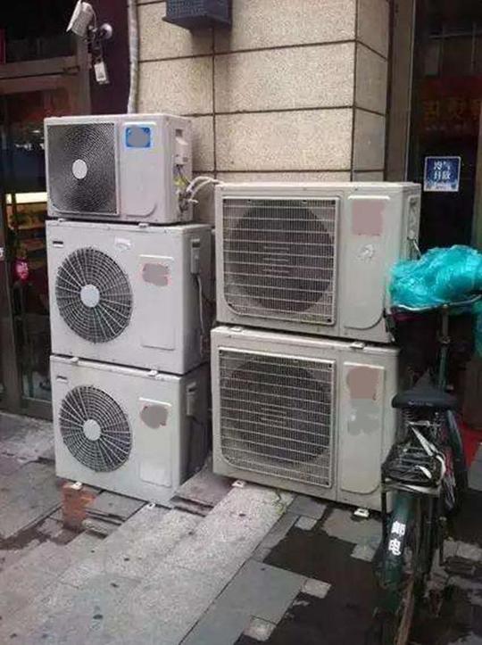 师傅偷懒，空调外机叠着放！影响制热电费蹭蹭涨，朋友气得头都疼