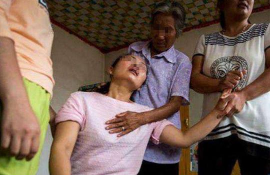 女儿高考后洗澡溺亡30天过后警察半夜来敲门父亲楞了
