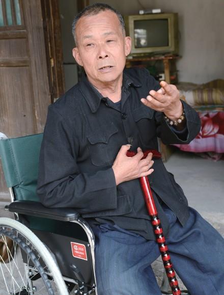 67岁老人自幼残疾看公厕日挣20元12年还债7.6万