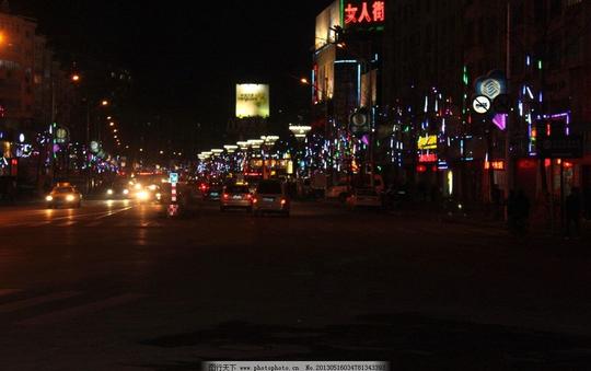 马路夜景丹东夜景女人街车辆霓虹灯光建筑景观摄影