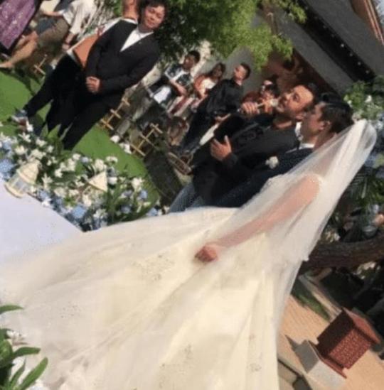 抖音“最强婚礼”看到司仪的脸后，网友:有钱也请不来啊!