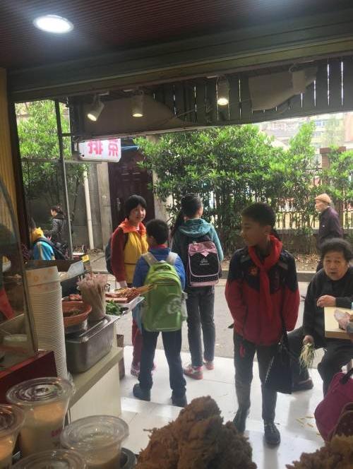 学校旁生意好奶茶小吃店转让，，