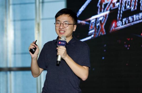 瓜视频品牌总监谢东升台上发言-今日头条到西瓜视频短视频营销火