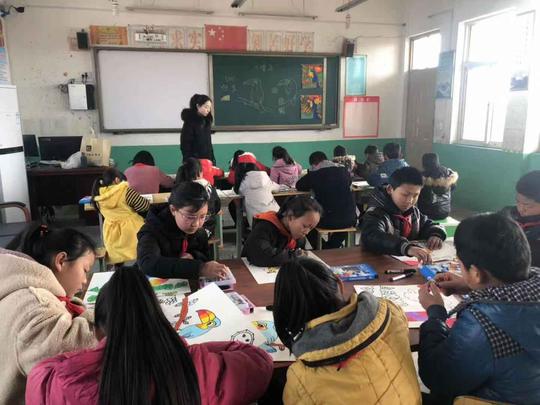 首页教育新闻校园广角在学校儿童之家里,王老师为23名留守