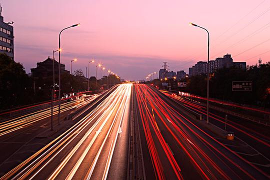 城市夜景车流_图片大全—全景创意图库（quanjing.com）中国领先的正版图片视频素材网站