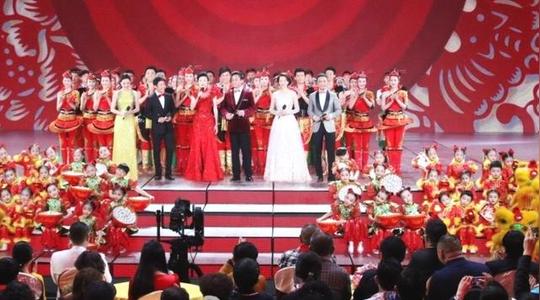 元宵晚会唱抖音热曲,周一围听到《学猫叫》表情亮了,最真实观众