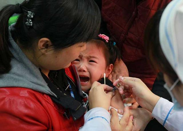 孩子哭闹不打针怎么办