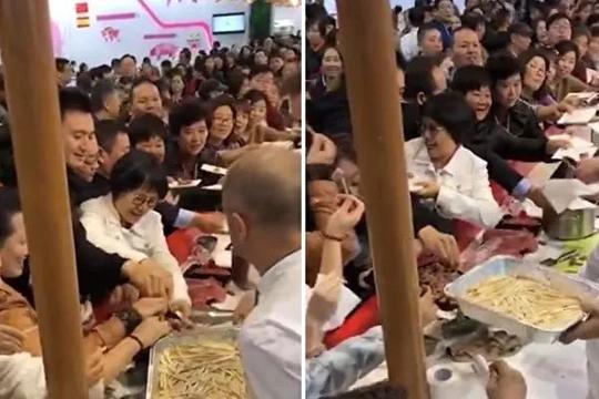 试吃食物一端出,真正来选购招商的没几个,却见到一群中国大妈视频在