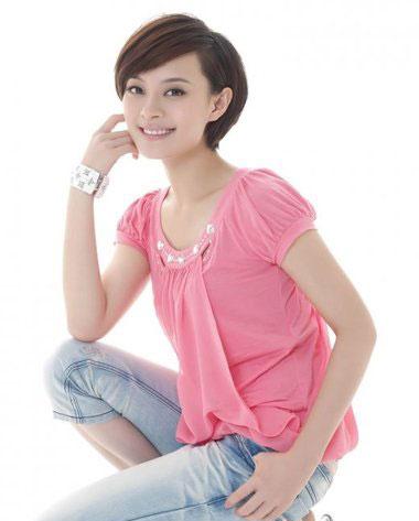 孙俪出席全球女性创业会超短卷发尽显老板范