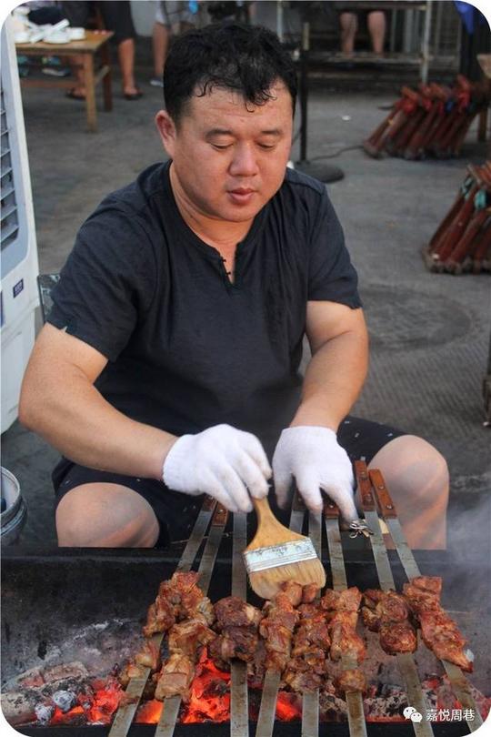 开发路上十几年老店,生意火爆,一晚上可以卖掉几百斤羊肉