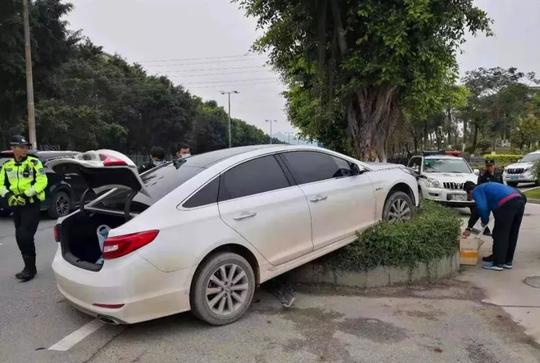 套路深落难司机求借手机这种骗术赶紧了解一下