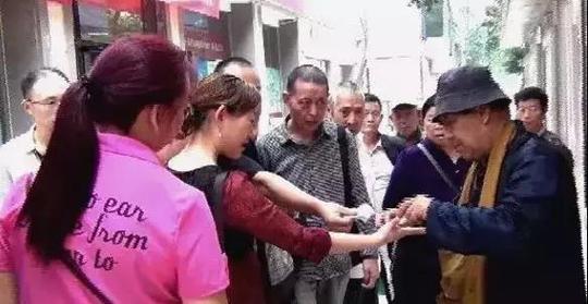 防不胜防的骗术,街头出现新骗局“量指算命”注意切勿上当!