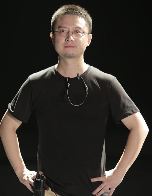 导演郭京亚表示,片中的搞笑荒诞元素众多,包括各种追逐戏、情感戏