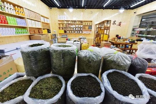 财经正文经过装修,在周巷副食品批发市场做了10多年糖果生意的王