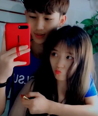 小哥给美女加特效,睁眼的一瞬间,网友:猝不及防的一口