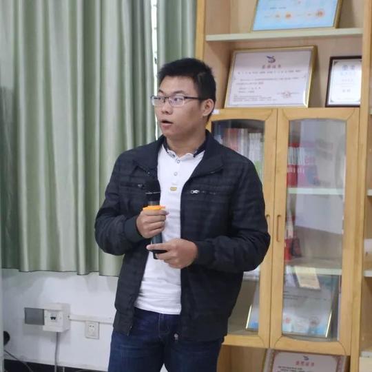 材料与化工学院教授杨建新和海洋学院副教授周智共同担任此次答辩会