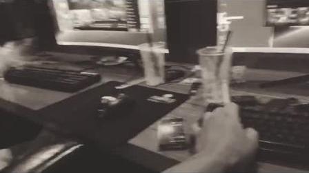 “微信没有信息，游戏也打腻了，每天看着短视频，时而被文案触动，时而视频戳心，人空也迷茫”