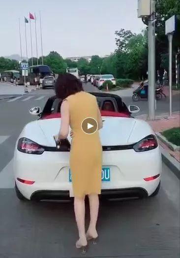 浙江一保时捷女司机停车拍抖音,被网警盯上了!之后,她