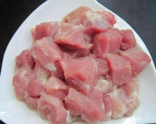 1,菠萝用盐水泡10分钟左右后,用清水冲洗干净,随意切大块;2,瘦肉切1
